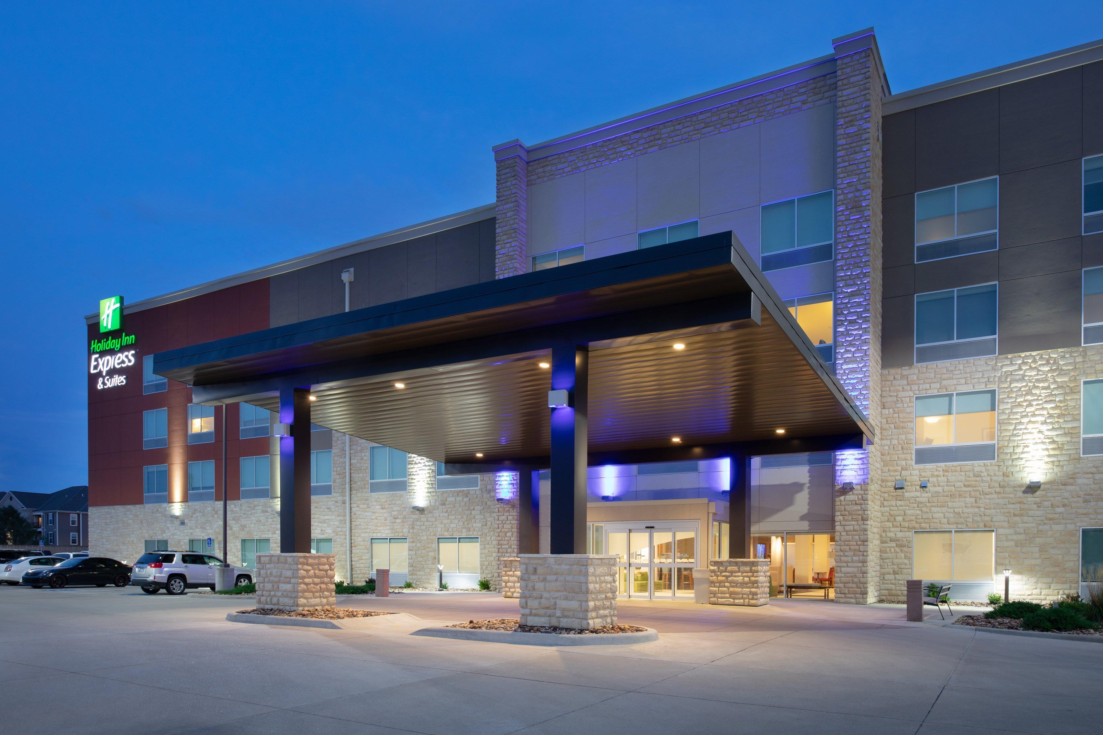 Holiday Inn Express & Suites Great Bend By Ihg Exterior foto