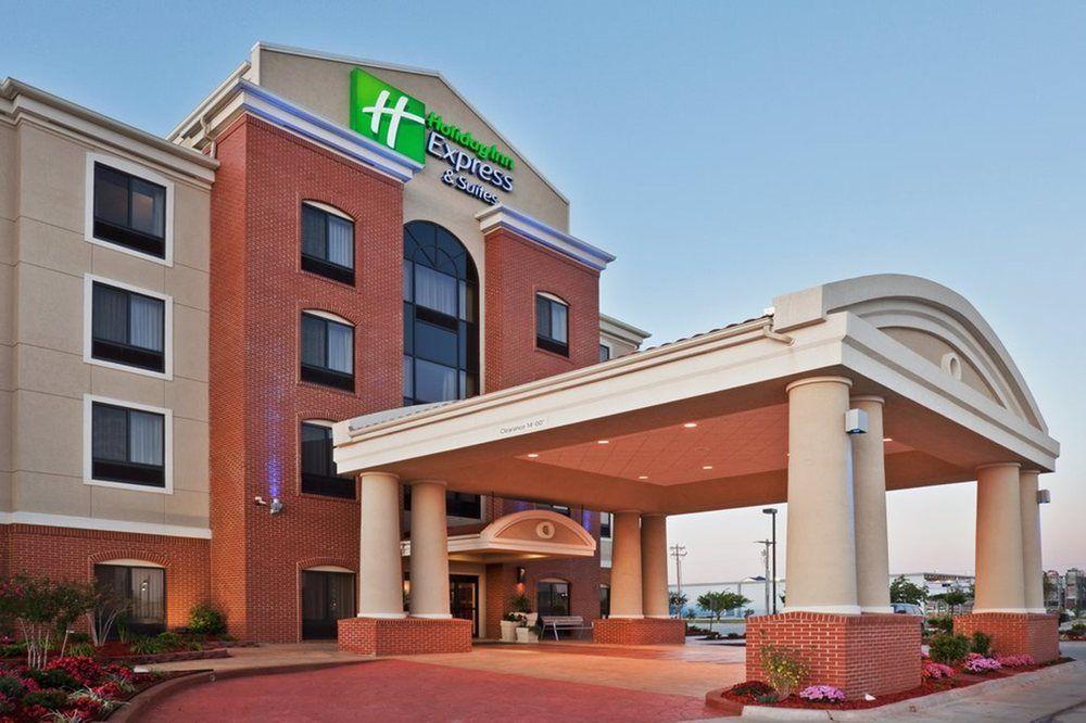 Holiday Inn Express & Suites Great Bend By Ihg Exterior foto
