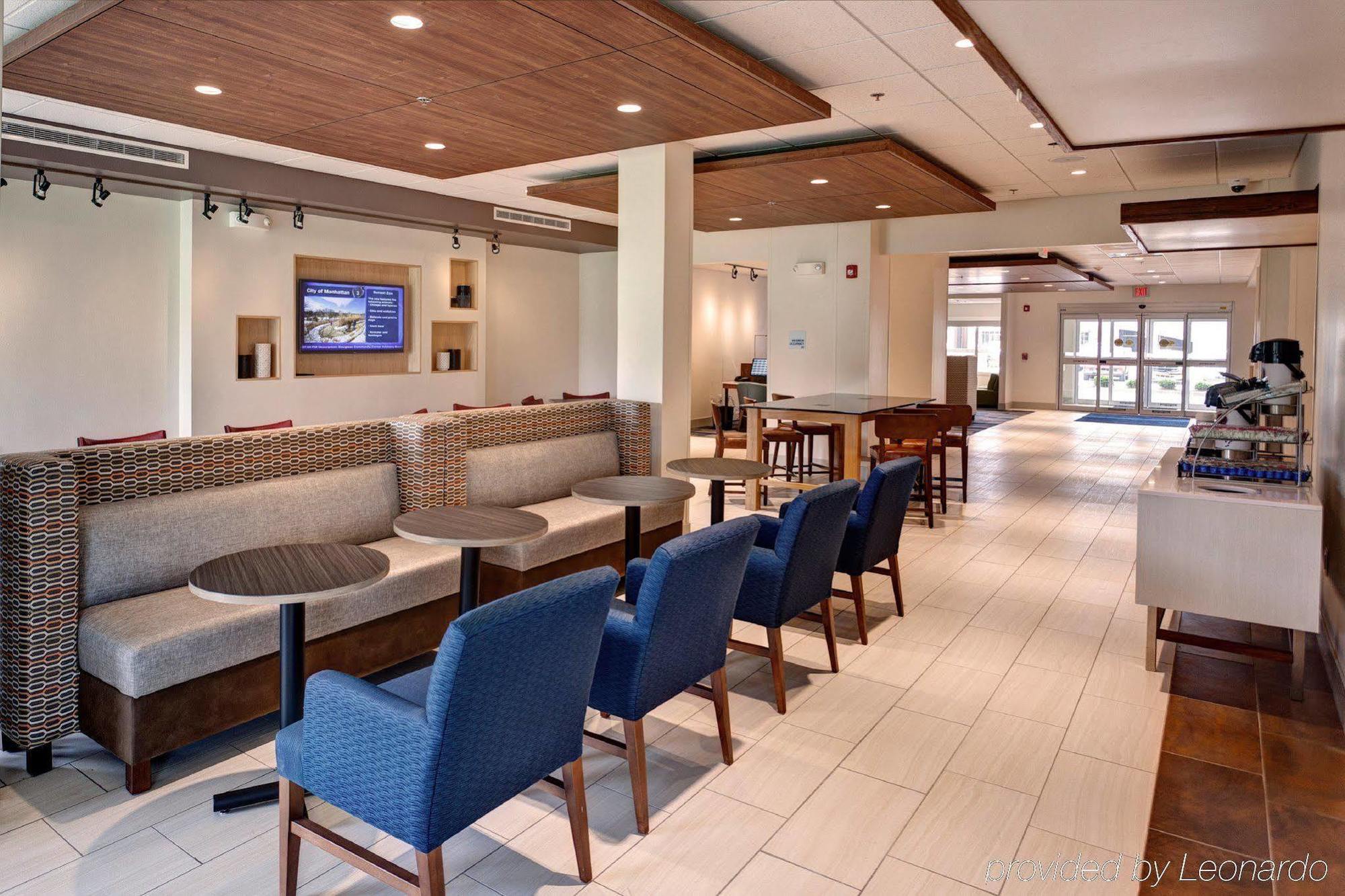 Holiday Inn Express & Suites Great Bend By Ihg Exterior foto