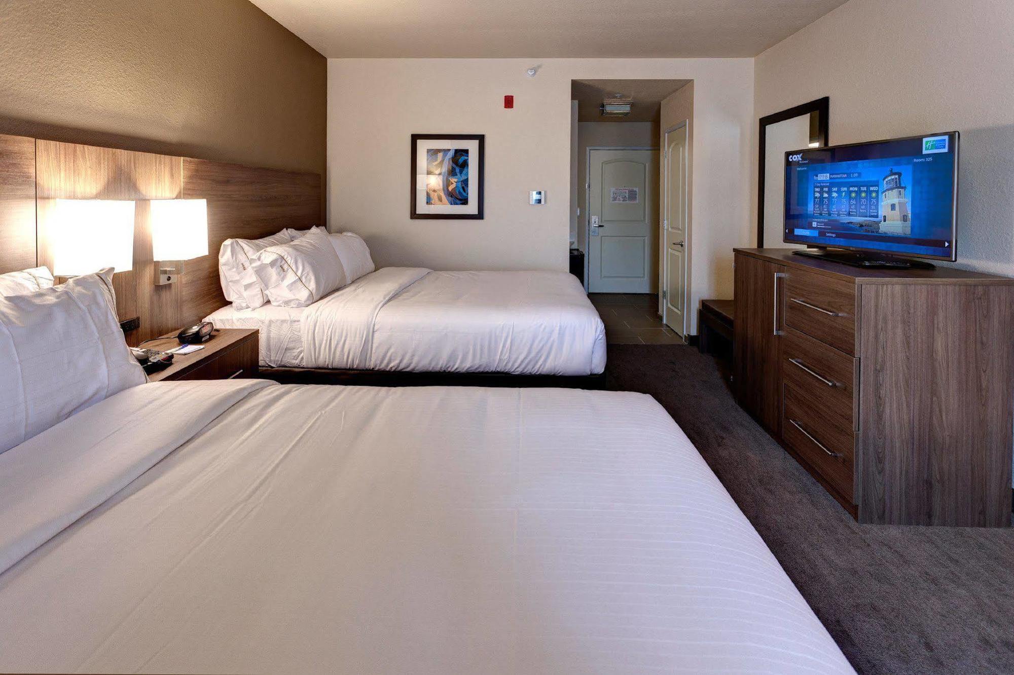 Holiday Inn Express & Suites Great Bend By Ihg Exterior foto